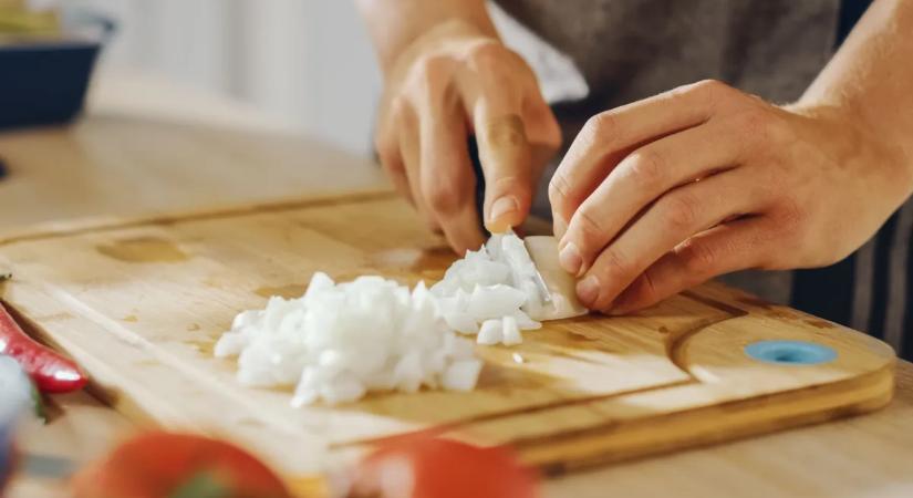 Megfejtettük a nagy titkot: ezért sírunk valójában hagymavágás közben, de van rá megoldás