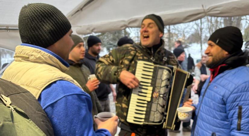 Közösségépítés és hagyományőrzés a kis településen, ahol három sertést vágtak egyszerre a falu lakói