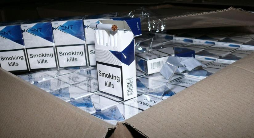 Elképesztő fogás, százmilliós költségvetési csalás: parkolóban bukott a cigarettacsempész