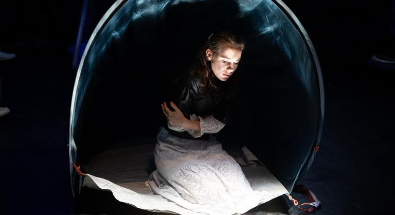 Egy nézőnek annyira tetszett a színésznő, hogy a szünetben hozott neki egy pohár bort