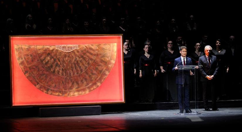 Különleges ajándékot kapott Székesfehérvár városa (galéria, videó)