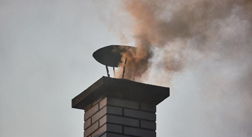 Gyorsan megvan a baj! Meggyulladt a lerakódott kátrány a családi ház kéményében