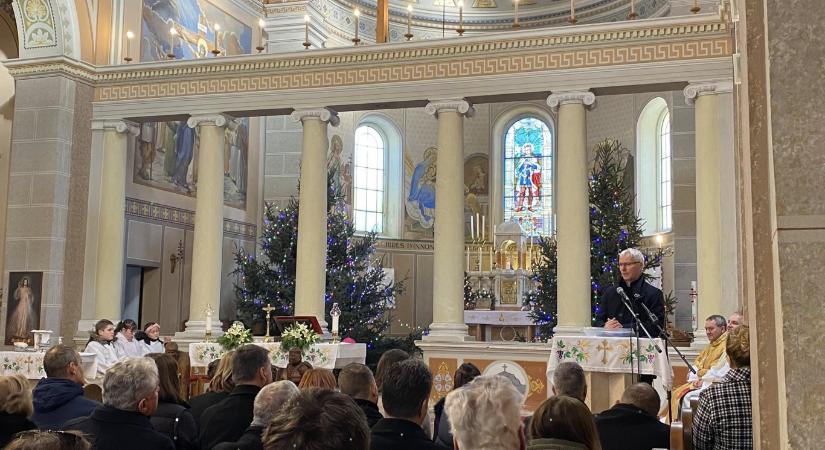 A misére összegyűlteknek kampányolt templomban a kormány mellett az államtitkár