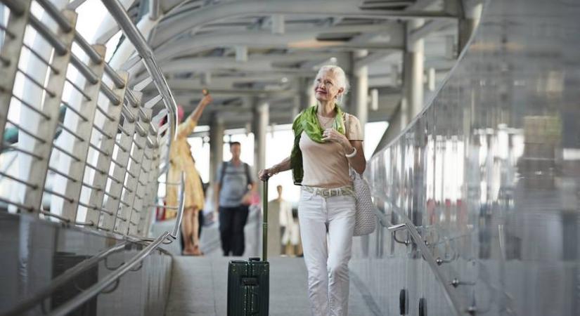 60 felett ezek a kedvezmények járnak repüléskor: kevesen ismerik őket