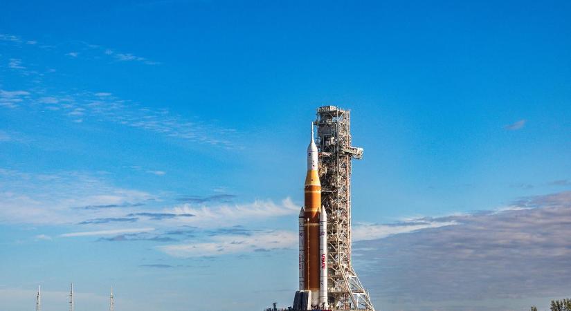 Már a floridai indítóállomáson várja a NASA óriás holdrakétája, hogy négy űrhajóssal útnak indítsák