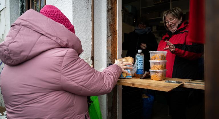 Diplomás értelmiségiek is órákig állnak sorban a meleg ételért Gitka ablakánál – senki sem megy el üres kézzel