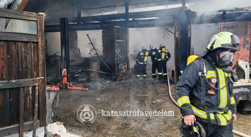 Így oltották a tűzoltók a lángoló zalai autószerelő műhelyt (galéria)
