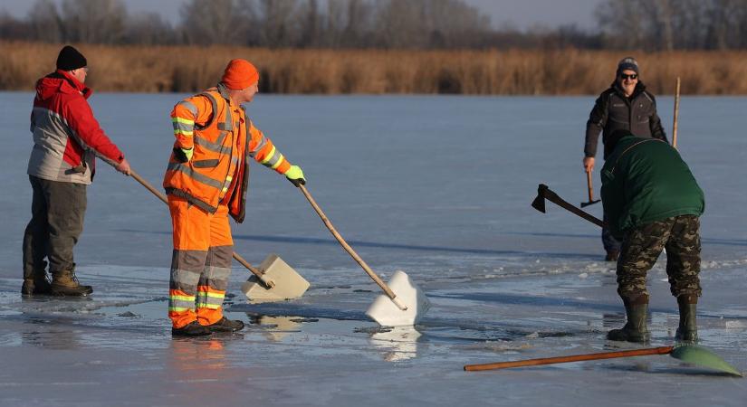 Beszakadt a jég a lékvágók alatt a halasi Sóstón – fotók, videó
