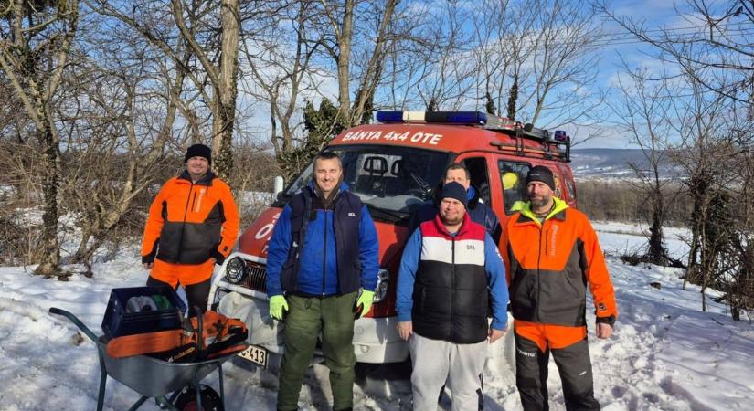 Idős néninek vágták a fát a terepjárós őrangyalok, akik kisbabát is mentettek már