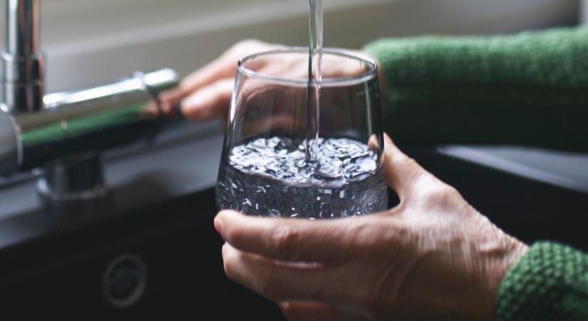 Naponta ennyi vizet szabad meginni – Ezek a tünetek figyelmeztethetnek a túlhidratálásra