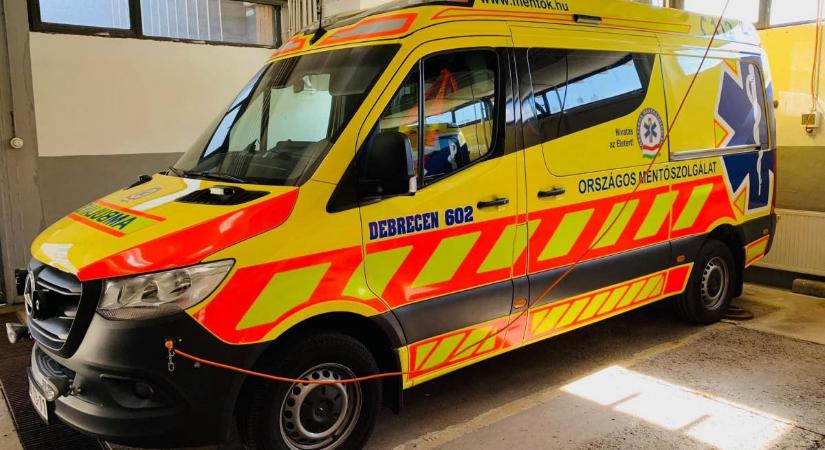 Életmentés a debreceni utcán: hirtelen esett össze egy férfi, járókelők siettek oda