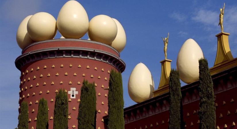 Tojásokkal és zsömlékkel díszített vár állít emléket Dalí zsenijének