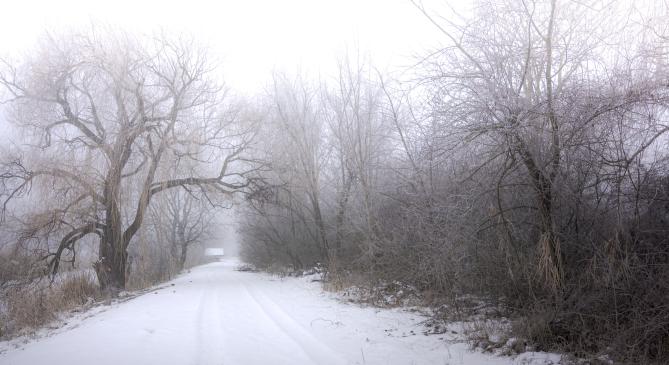 Beragadt a köd keleten