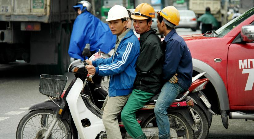 Utálod, hogy benn ragadnak a kereszteződésben? Nézd meg, hogy nyomják Vietnámban!