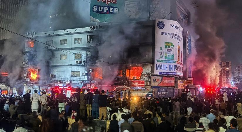 Többen meghaltak és sokan megsérültek a pakisztáni plázatűzben