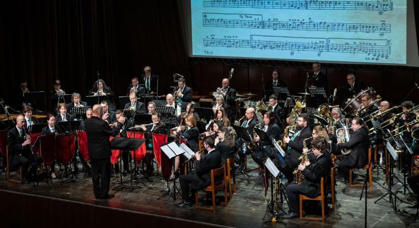 Így játszik egy kiemelt aranydiplomás bányászzenekar Oroszlányban fotók, videó