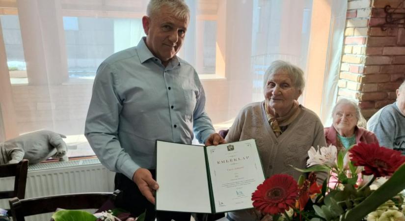 Kilenc évtized méltósággal