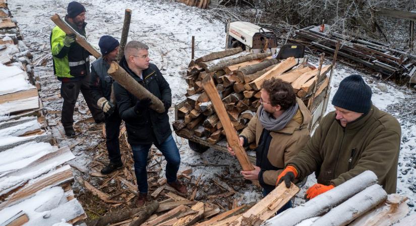 Téli hidegben, valódi segítség: Ágh Péter is részt vett a szociális tűzifa kiszállításában