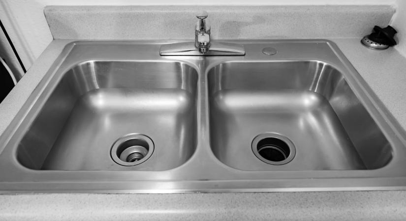 Hogyan tisztítsuk meg a rozsdamentes acél mosogatót, hogy újra vadonatújnak tűnjön