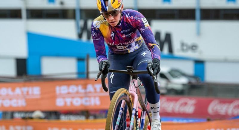 Lucinda Brand megllthatatlan, Vas Blanka kilencedik Benidormban