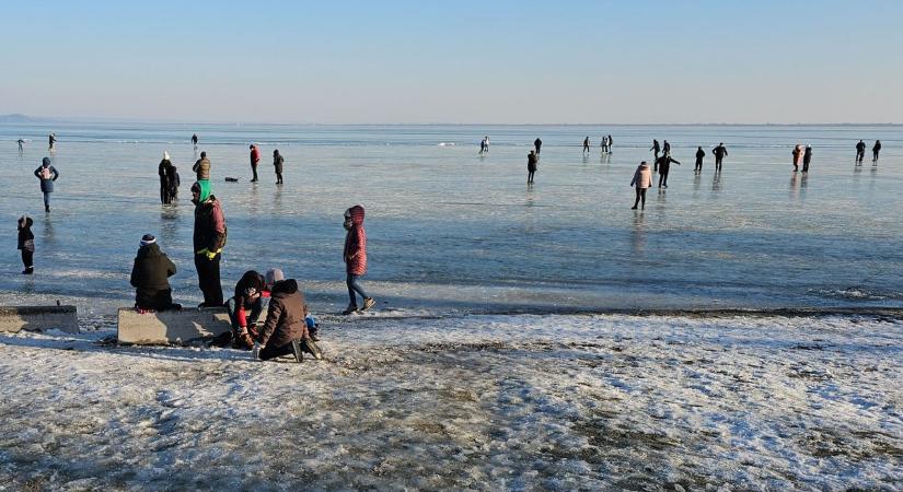 Egészen ámulatba ejtő a befagyott Balaton - Balatongyörökről hoztunk csodás képeket