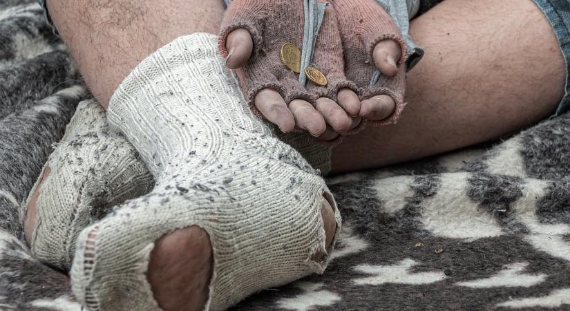 Kis híján teljesen kihűlt egy hajléktalan férfi Budán, az utolsó pillanatban mentették meg az életét