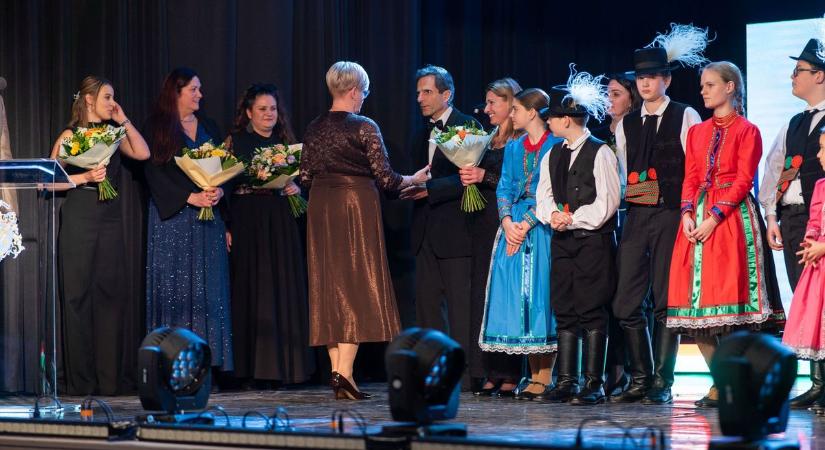 Bicske-dalok a város negyvenéves évfordulóján