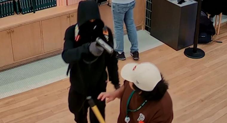 Fegyveres rablók vittek el 33 millió forintnyi Pokémon kártyát egy üzletből