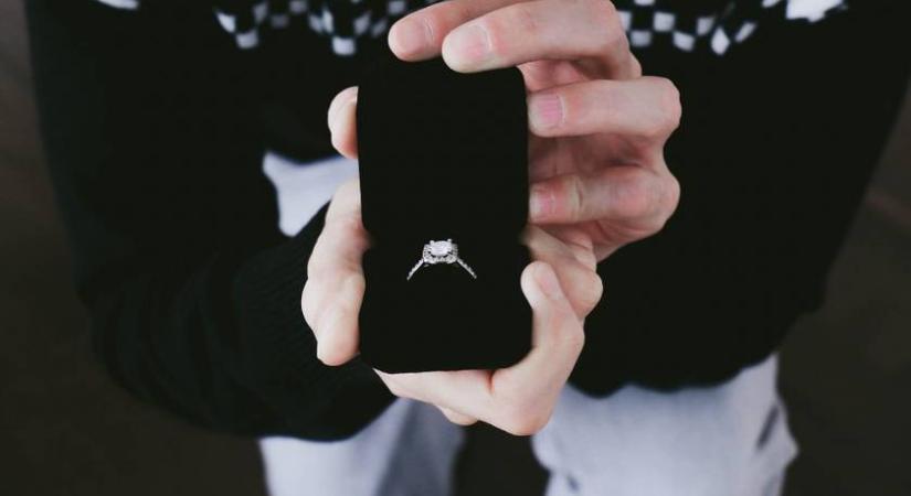 Durva vége lett a színpadi lánykérésnek a koncerten: videón a reakció, ami mindenkit lesokkolt