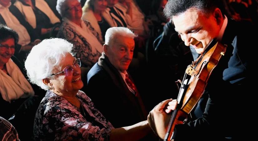 Orbán Viktor édesanyja megérinthette Mága Zoltán hegedűjét