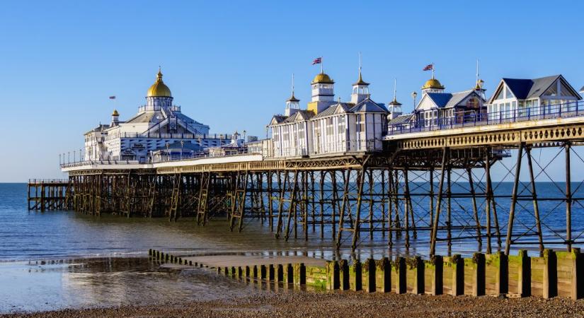 Több ezer zacskónyi sült krumpli sodródott a brit partokra