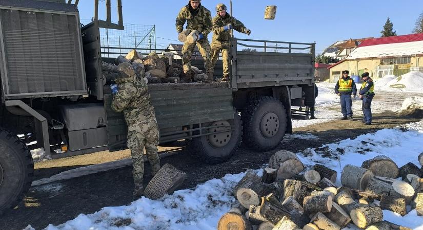 Tömegével osztogatják az ingyenes tűzifát – friss információk érkeztek