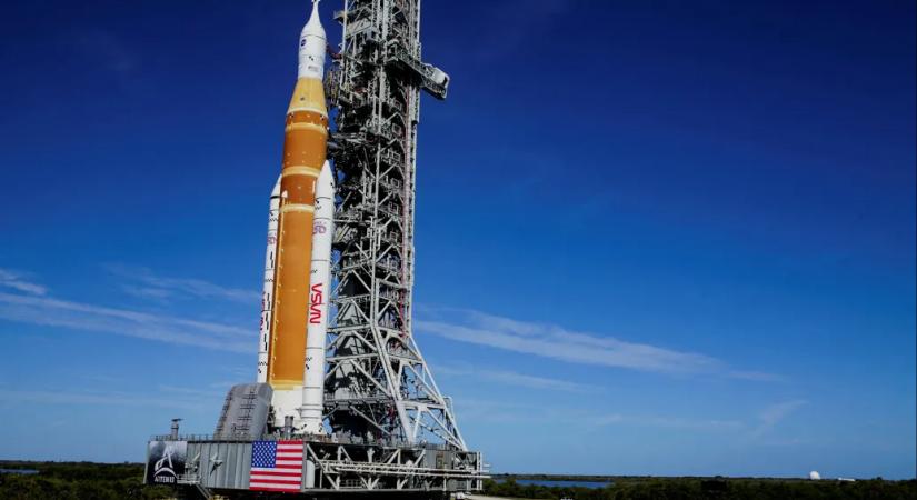 Megérkezett a kilövőállomásra a NASA új holdrakétája, februárban indulhat az Artemis-2 küldetés