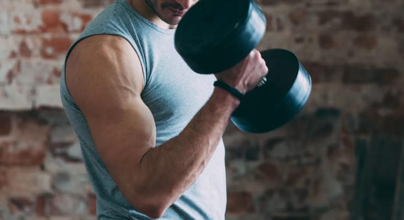 Elképesztő látvány: csak az egyik oldalát gyúrta ki egy férfi