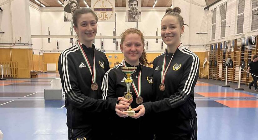 Bronzérmes lett a DEAC női kardcsapata a junior országos bajnokságon