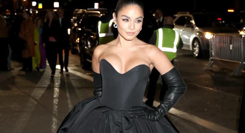 Vanessa Hudgens ledobta a maradék textilt is – a mellei már a figyelem határán táncolnak