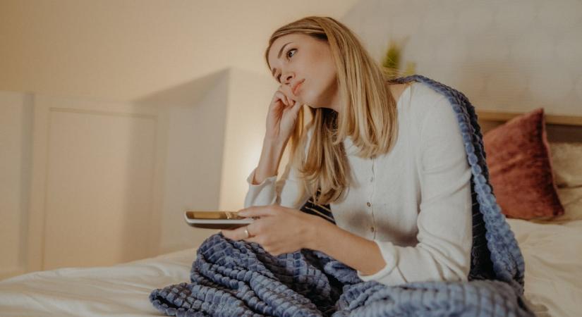 Ez történik az agyaddal, amikor tévé mellett alszol el