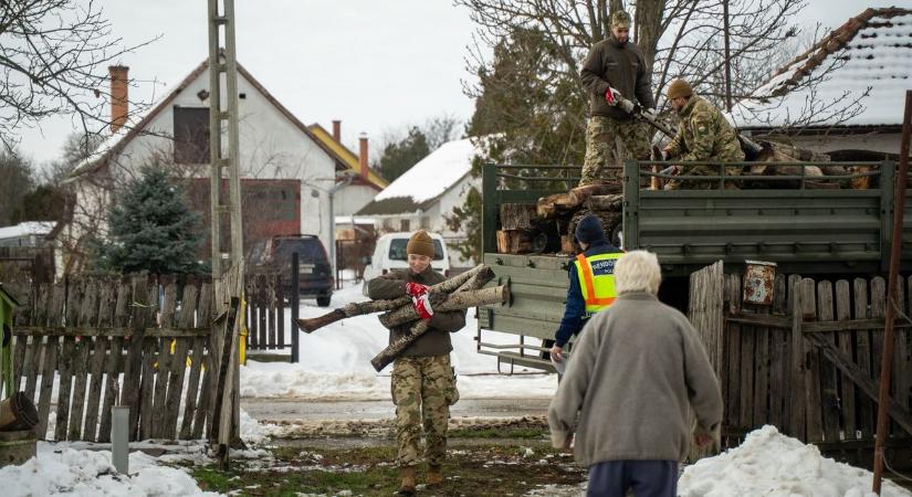 Katonai segítség a rászorulóknak: tüzelőt osztanak és fát hasogatnak