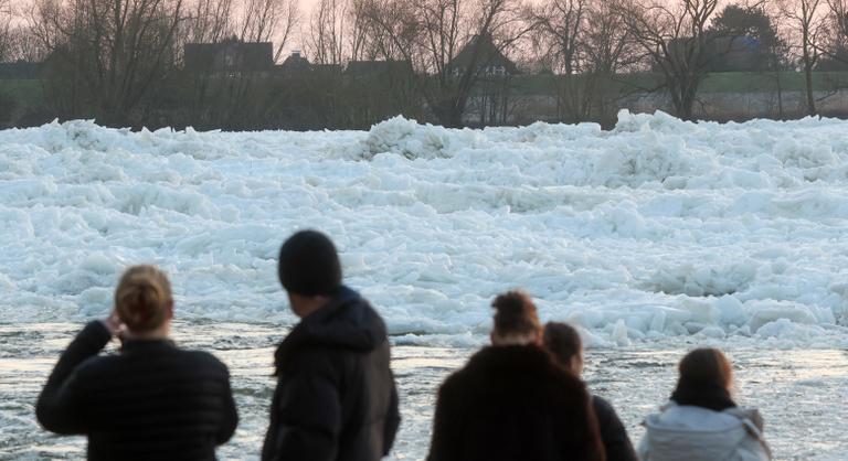 Hiába indult olvadásnak a hó, tíz méter magas jéghegyek állnak az Elbánál
