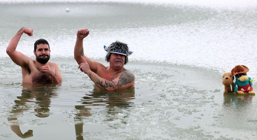 Tőserdőn csobban a jeges vízbe a Rozmárok csapata