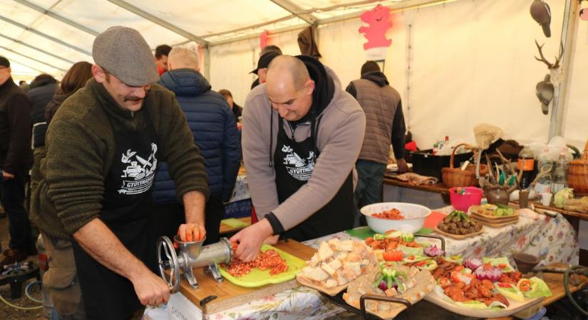 A kolbászok mellett a pálinkák is versenyre keltek Hartán – fotók