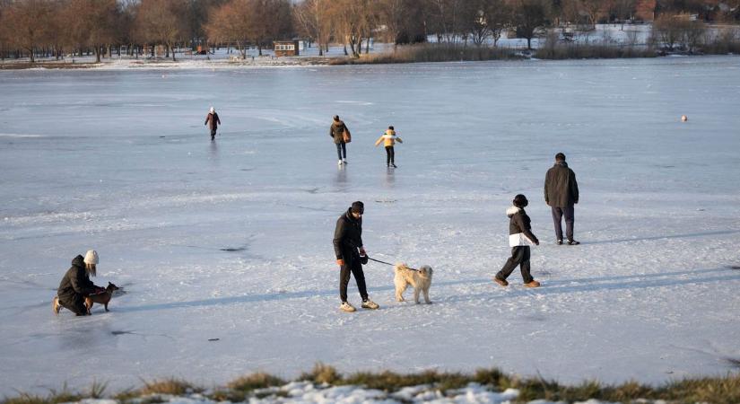 Sétálók lepték el a Gébárti-tó jegét (galéria, videó)
