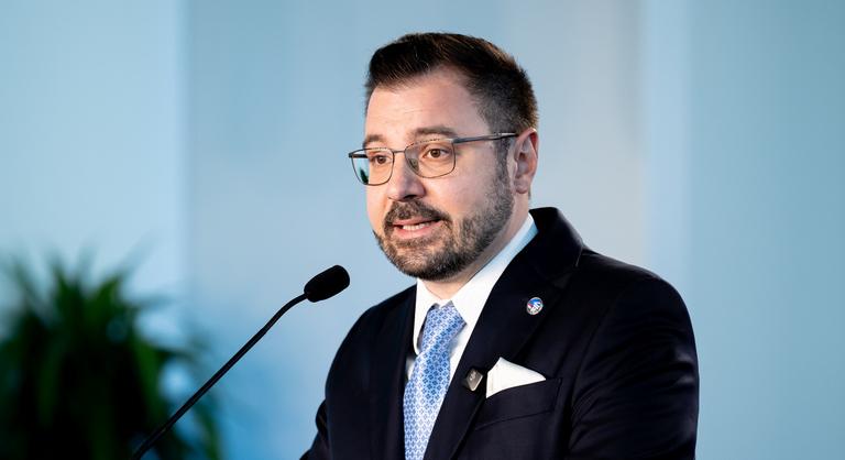 „Oh, te közpénzbohóc” – elszabadult a kommentháború Szánthó Miklós posztja alatt