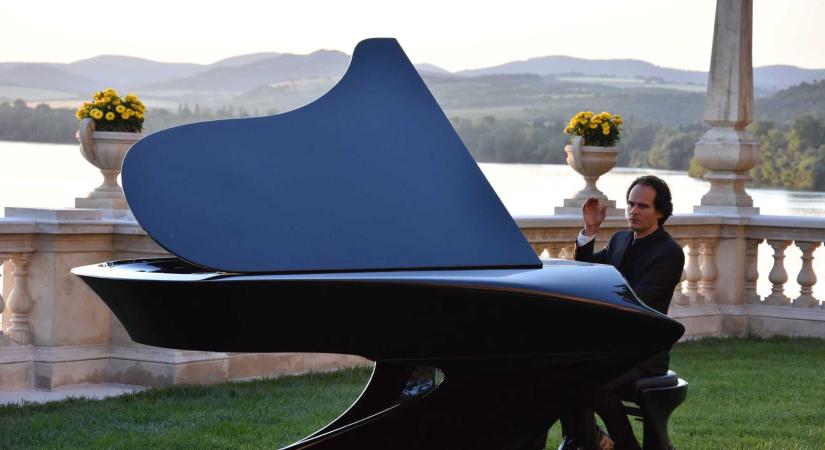 Abszolút hallás, koncertmaratonok és egy forradalmi zongora – Bogányi Gergely útja a billentyűktől a világszenzációig