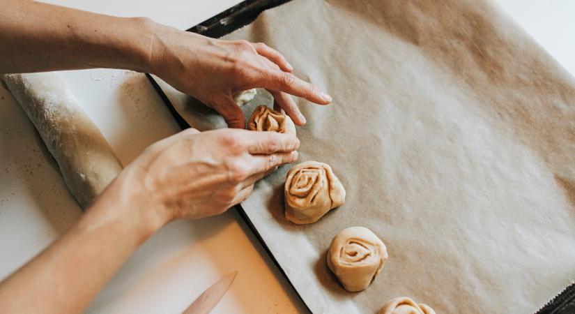 Miért nedvesítik be a profi szakácsok a sütőpapírt? Ez az egyszerű trükk könnyebbé teszi a sütést