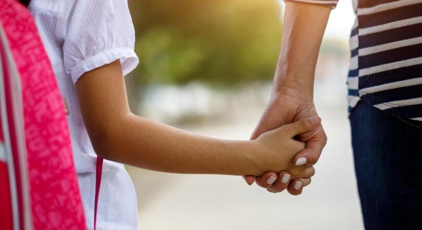 6 jel, hogy a gyerek túlságosan ragaszkodó, és ez már gátolja az önállósodást