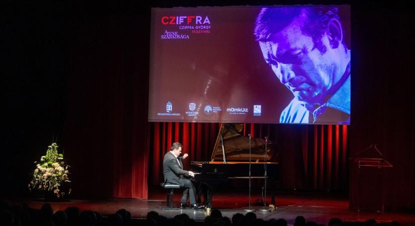 „Rossz üzenet, hogy olyan előadókat is odaengednek a színpadra, akik nem tudnak kottát olvasni" – Balázs János a Mandinernek