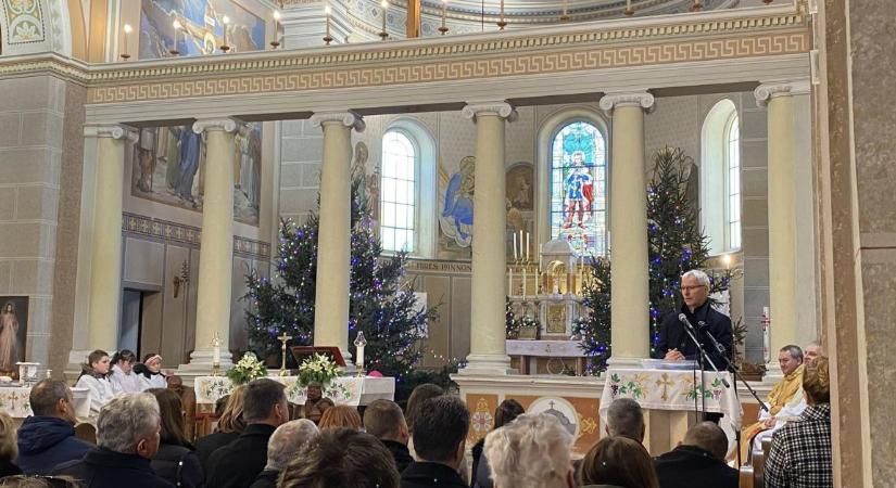 Templomban, a misére összegyűlteknek kampányolt a kormány mellett Soltész államtitkár