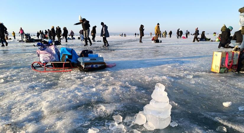 Hatalmas tömeg rohamozta meg a befagyott Balatont Siófoknál