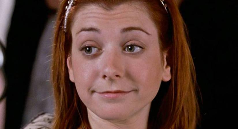 Ő volt az Amerikai pite szende vöröskéje: 51 évesen rá sem ismerni lányai mellett